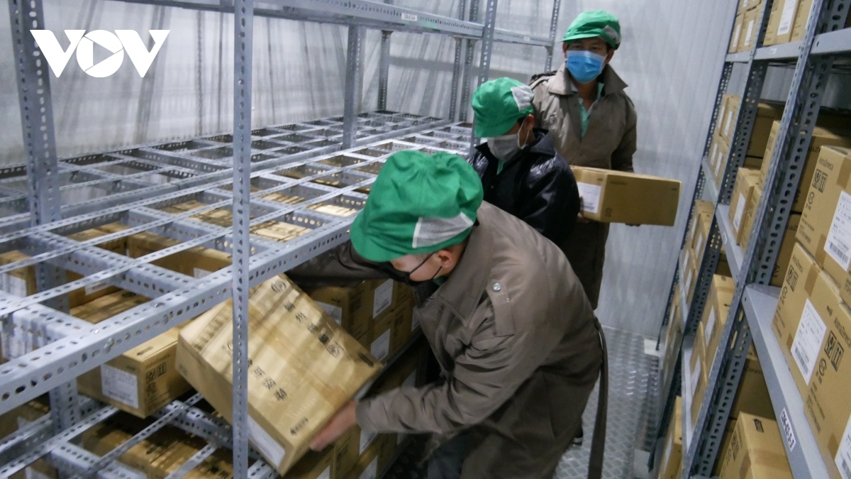 view inside cold storage containing 800,000 vaccine doses in ho chi minh city picture 5