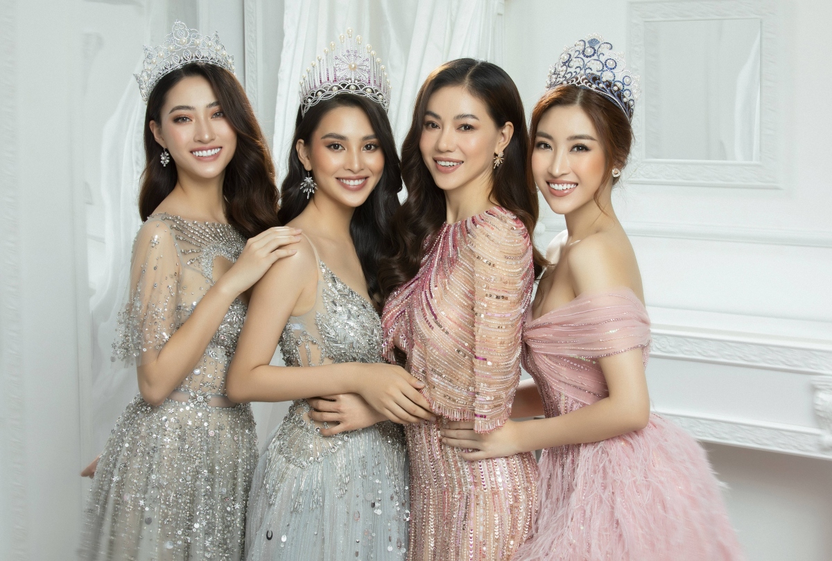 "Bà trùm" Hoa hậu - Phạm Kim Dung (thứ 2 từ phải sang) rạng rỡ khoe sắc cùng các nàng Hậu