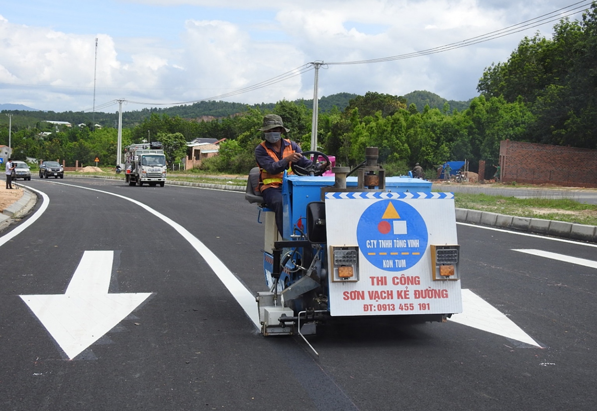 Hoàn thiện mặt đường đoạn gói thầu số 6.