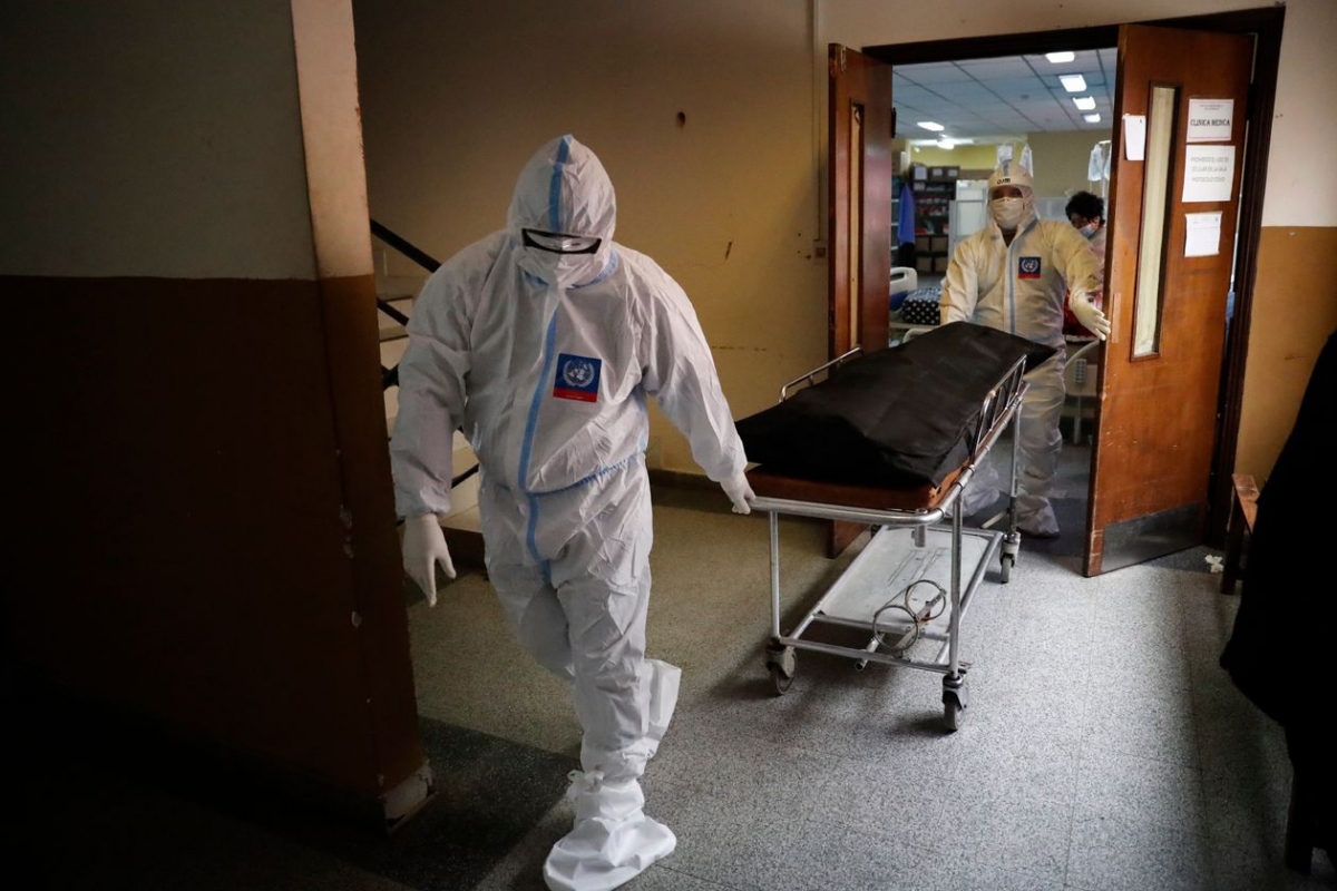 Một bệnh nhân tử vong do Covid-19 được đưa ra khỏi giường bệnh ở San Lorenzo, Paraguay, nơi hiện có tỷ lệ tử vong hàng ngày do dịch bệnh cao nhất thế giới. Ảnh: AP