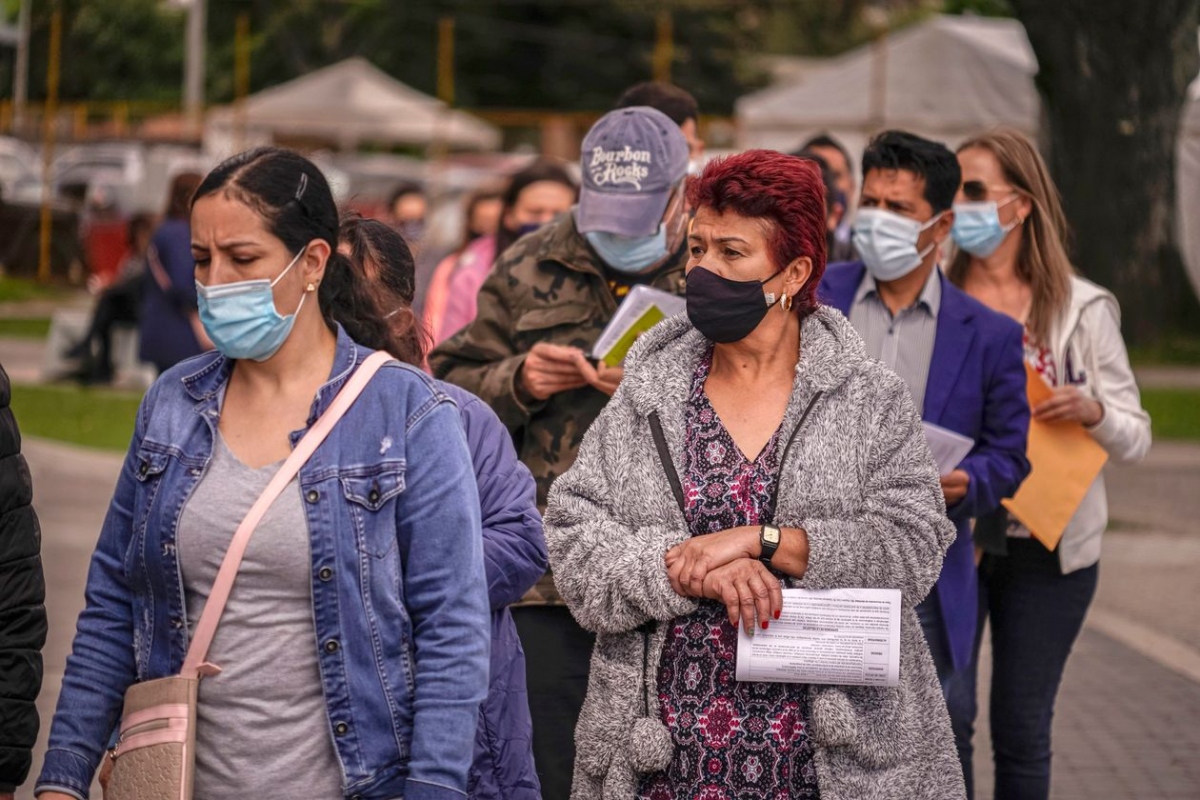 Người dân xếp hàng chờ tiêm chủng ở Bogotá, Colombia. Ảnh: Getty Images