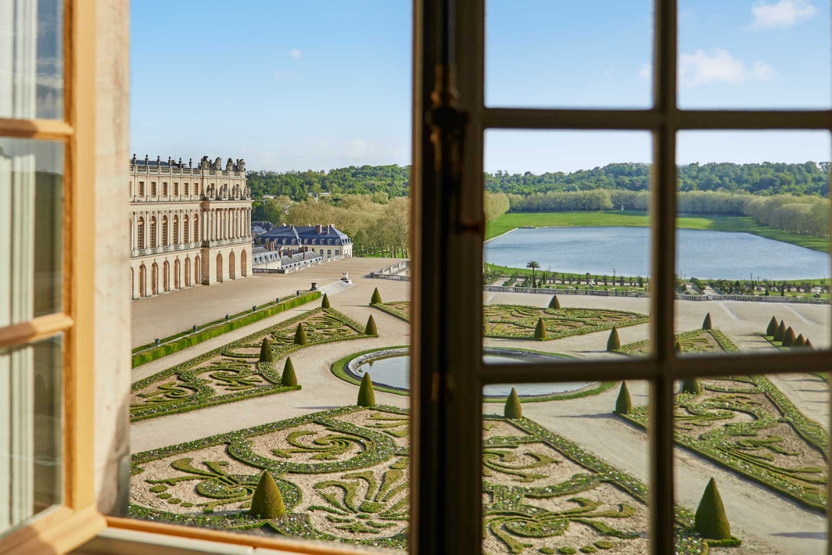 Các căn phòng có cửa sổ hướng ra vườn Orangerie và hồ Swiss Guards. Nguồn: Renee Kemps