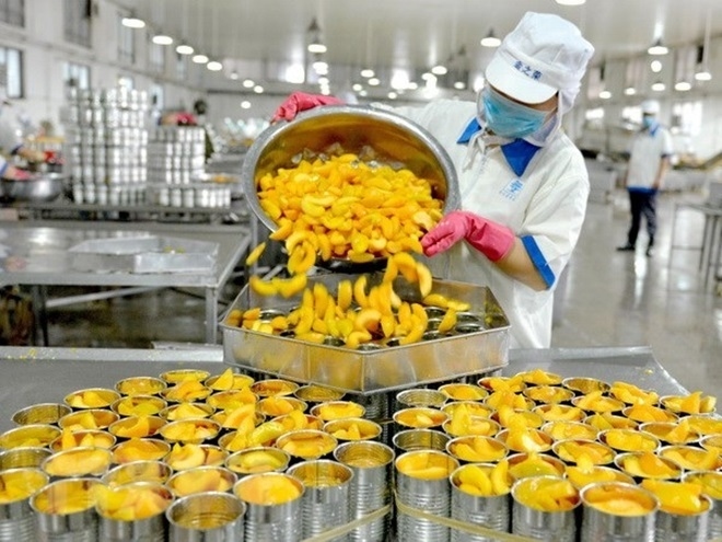 In the first five moonths, 22 staples rake in US$1 billion each in exports, making up 87% of Vietnam's total export value. (Photo: VNA)