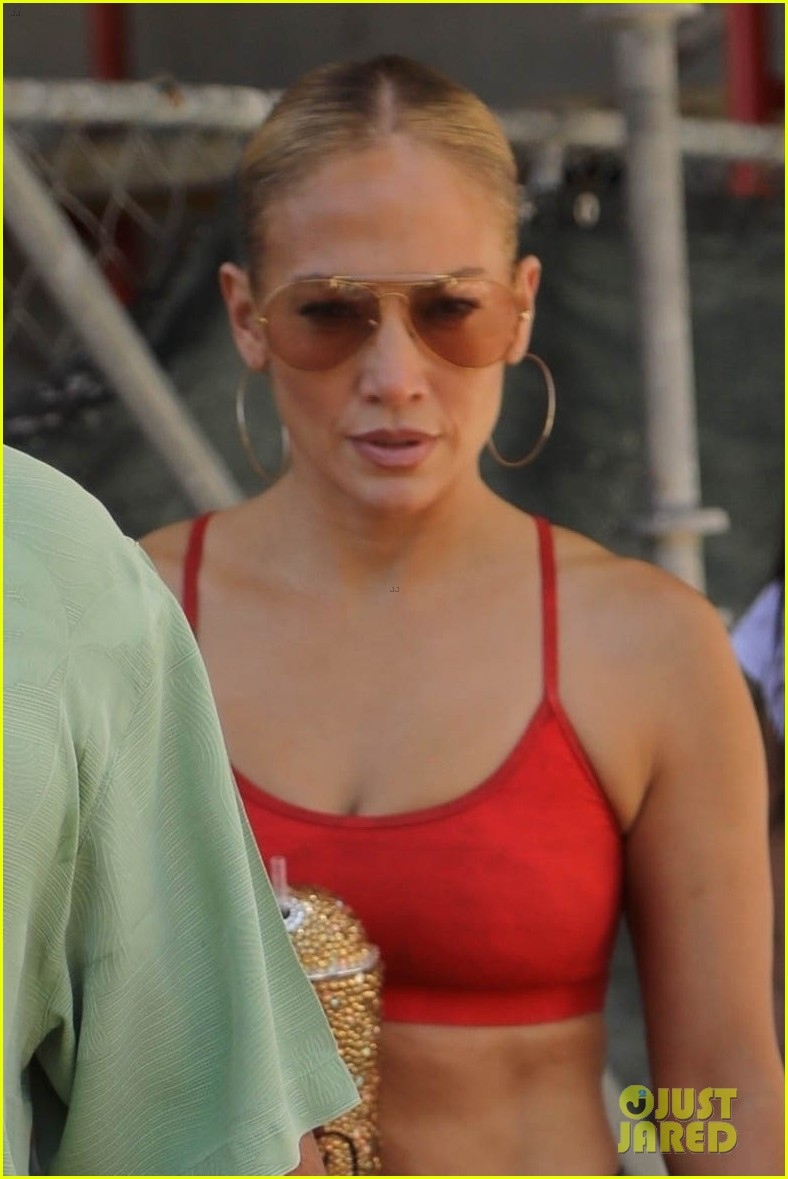 jennifer lopez dien do the thao, khoe body san chac o tuoi 51 hinh anh 1
