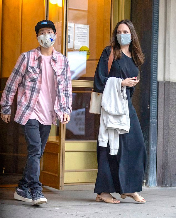 angelina jolie đưa con trai pax thiên đến nhà chồng cũ johnny lee miller hình ảnh 1 angelina jolie dua con trai pax thien den nha chong cu johnny lee miller hinh anh 1