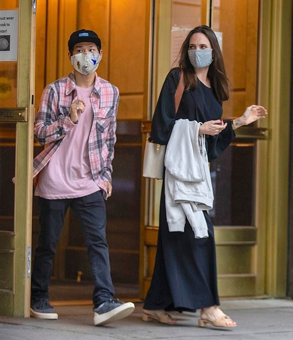 angelina jolie đưa con trai pax thiên đến nhà chồng cũ johnny lee miller hình ảnh 2 angelina jolie dua con trai pax thien den nha chong cu johnny lee miller hinh anh 2