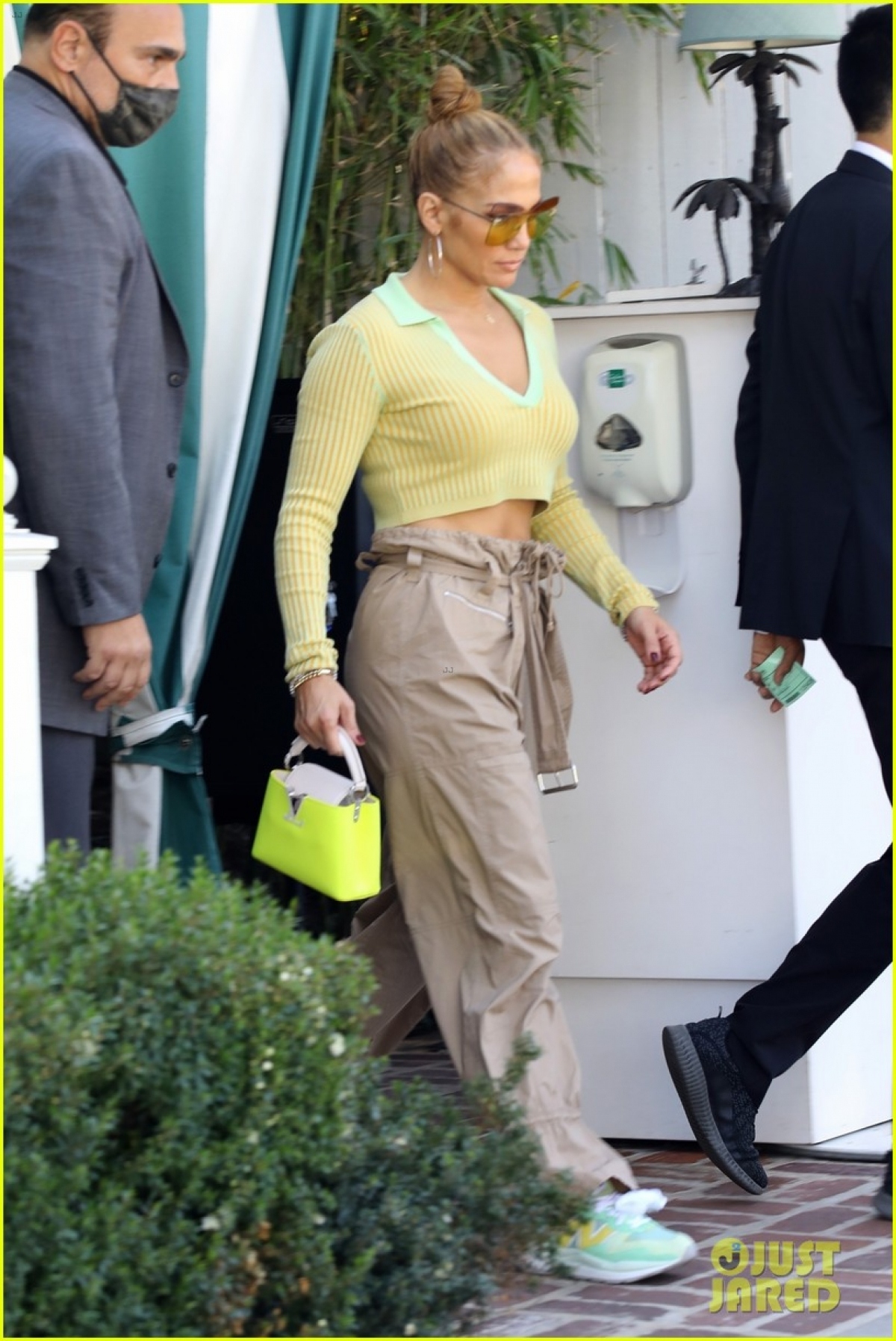 jennifer lopez tre trung di an toi cung ban than hinh anh 6