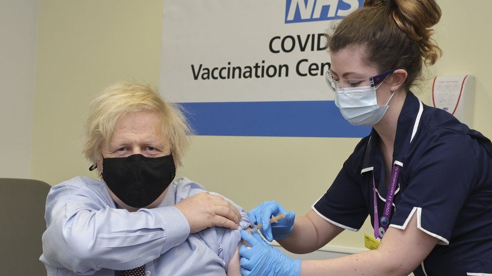 Thủ tướng Anh Boris Johnson tiêm mũi vaccine ngừa Covid-19 của AstraZeneca hồi tháng 3/2021. Ảnh: BBC