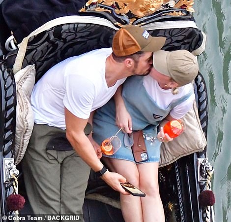 orlando bloom - katy perry hon nhau tinh tu tren duong pho o venice hinh anh 4