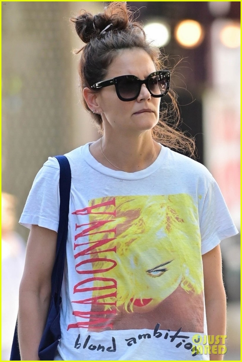 katie holmes dien ao phong in hinh madonna ra pho hinh anh 1