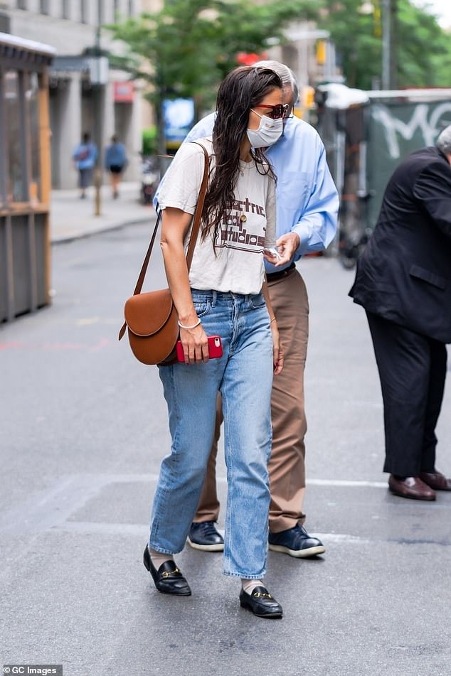 katie holmes de toc uot, mot minh di dao pho o new york hinh anh 1