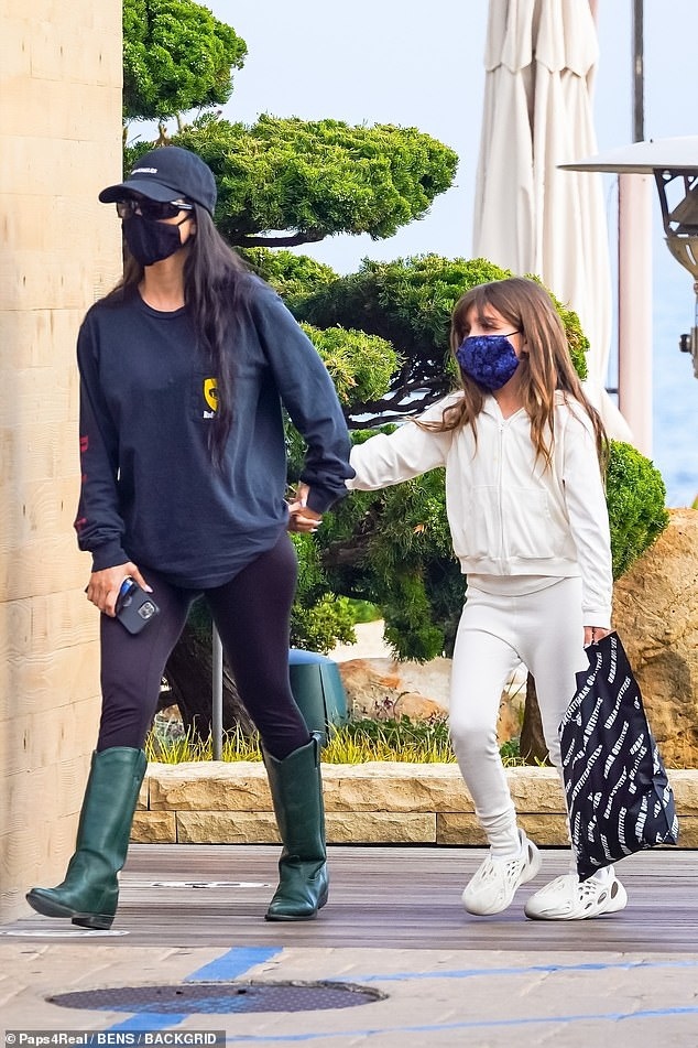 kourtney kardashian dan con gai cung di an trua tai nha hang ben bo bien hinh anh 2