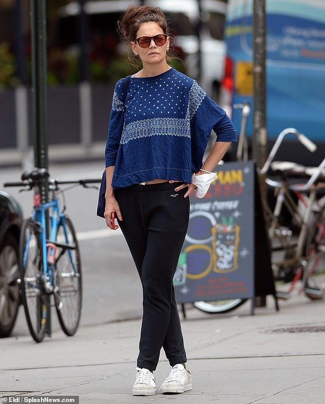katie holmes để mặt mộc, không đeo khẩu trang ra phố trong thời điểm dịch bệnh hình ảnh 2 katie holmes de mat moc, khong deo khau trang ra pho trong thoi diem dich benh hinh anh 2