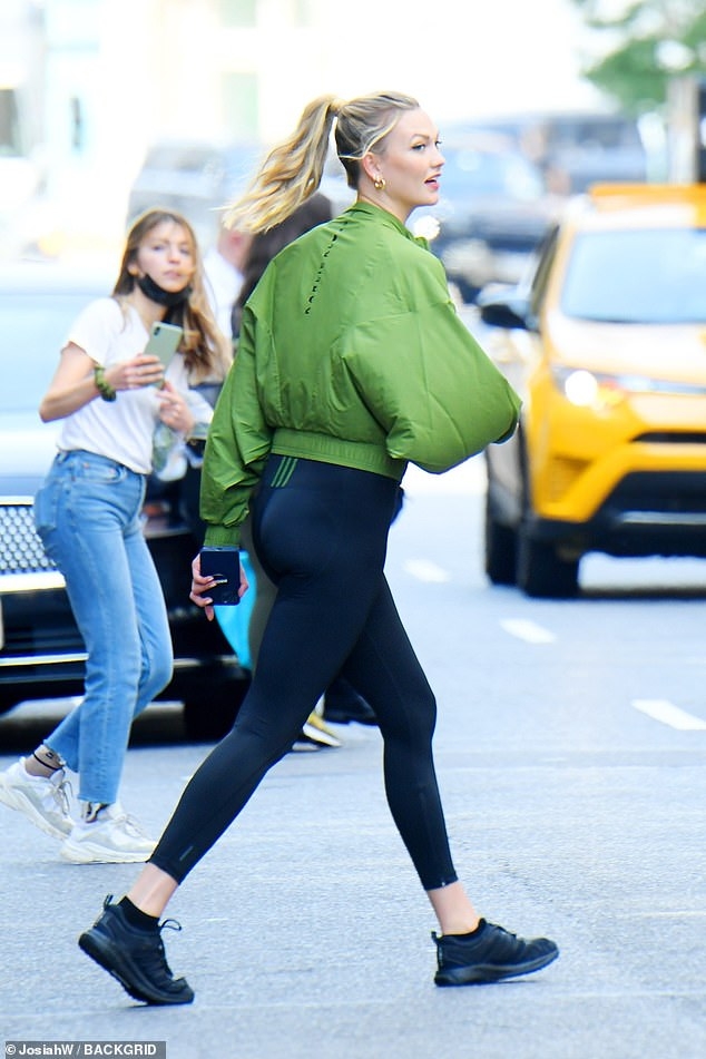 karlie kloss tu tin de mat moc, tai xuat xinh dep tren pho hinh anh 2