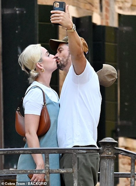 orlando bloom - katy perry hon nhau tinh tu tren duong pho o venice hinh anh 3