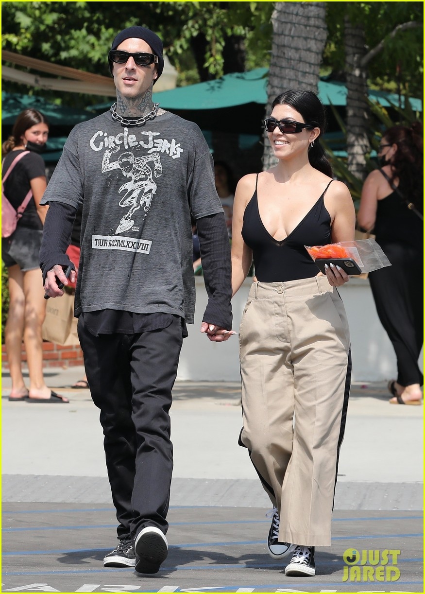 kourtney kardashian va tinh tre tay trong tay di mua sam o california hinh anh 4