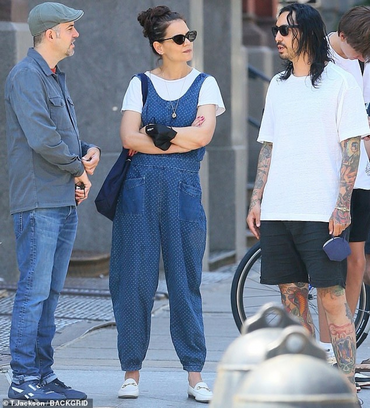 katie holmes để mặt mộc, không đeo khẩu trang ra phố trong thời điểm dịch bệnh hình ảnh 5 katie holmes de mat moc, khong deo khau trang ra pho trong thoi diem dich benh hinh anh 5