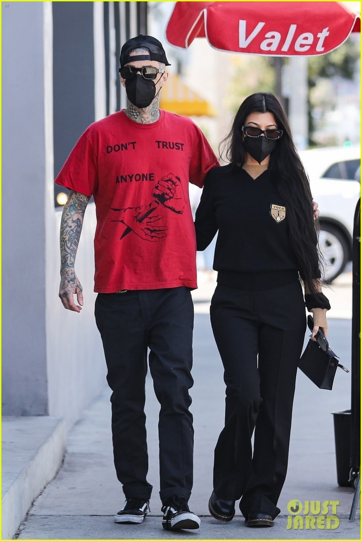 kourtney kardashian dan con gai cung di an trua tai nha hang ben bo bien hinh anh 6