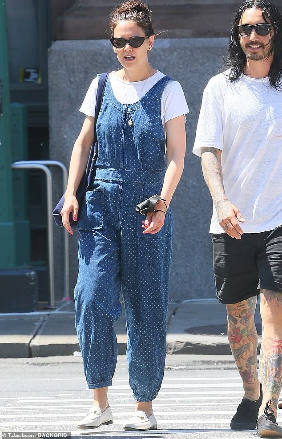 katie holmes để mặt mộc, không đeo khẩu trang ra phố trong thời điểm dịch bệnh hình ảnh 6 katie holmes de mat moc, khong deo khau trang ra pho trong thoi diem dich benh hinh anh 6