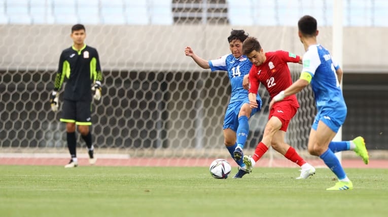 Cả 3 thủ môn mắc Covid-19 khiến ĐT Kyrgyzstan phải dùng hậu vệ bắt gôn trong trận đấu ở vòng loại World Cup 2022. (Ảnh: AFC).