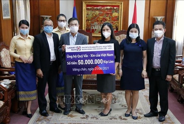 vietnamese overseas in laos contribute to covid-19 vaccine fund picture 1