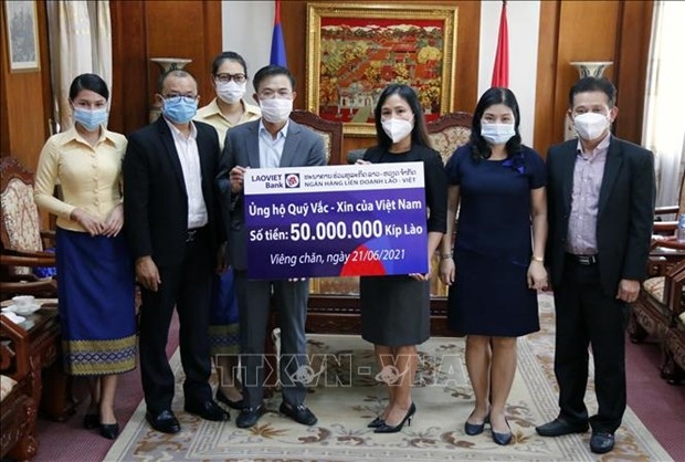 vietnamese overseas in laos contribute to covid-19 vaccine fund picture 1 vietnamese overseas in laos contribute to covid-19 vaccine fund picture 1