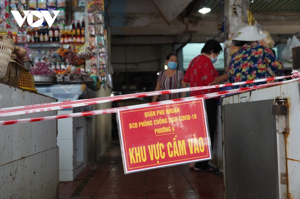 hcm city tightens covid-19 prevention at wet markets picture 11
