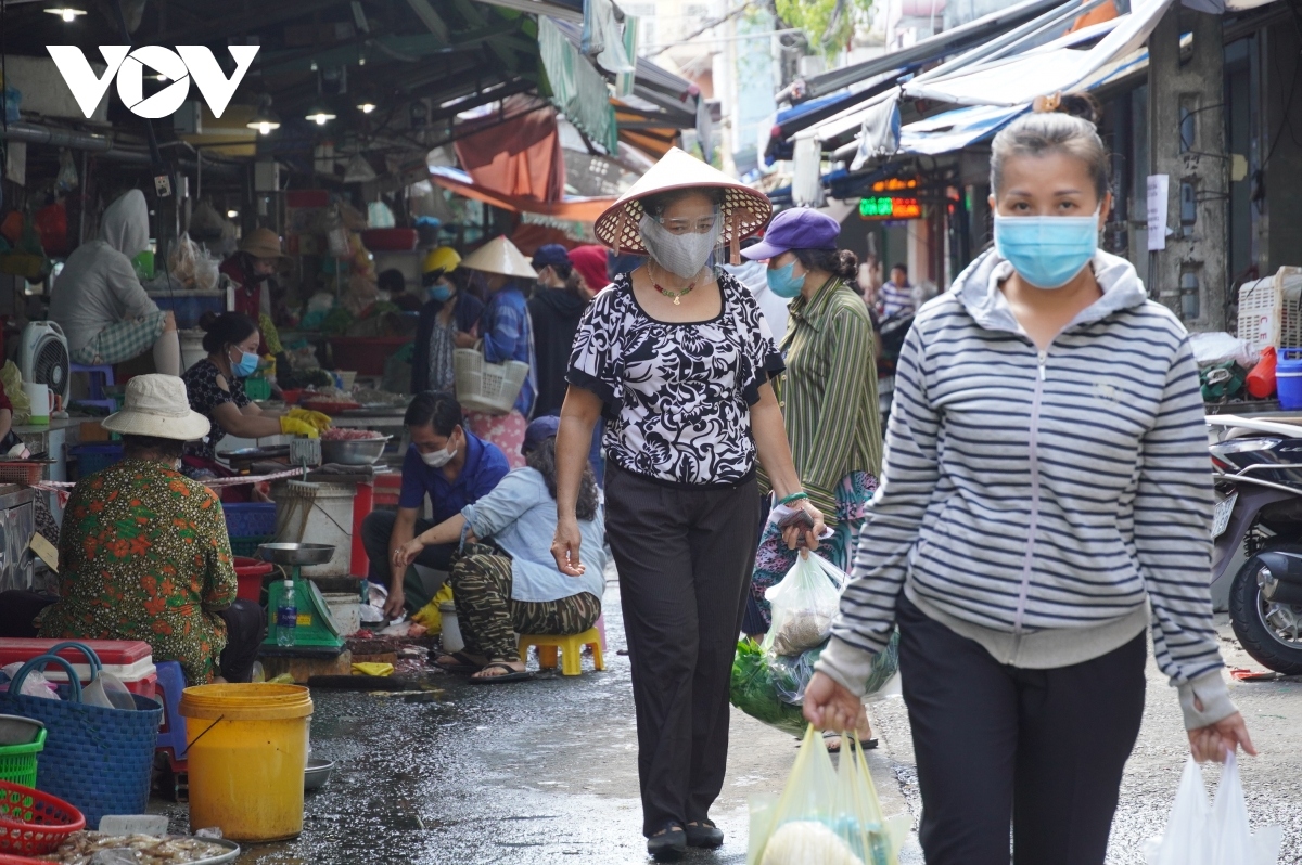 hcm city tightens covid-19 prevention at wet markets picture 12