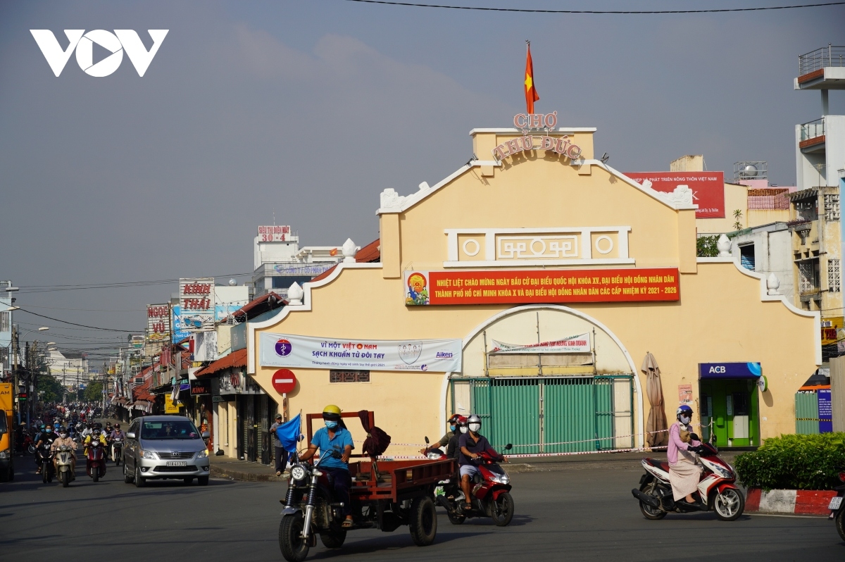 hcm city tightens covid-19 prevention at wet markets picture 2