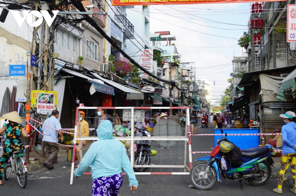 hcm city tightens covid-19 prevention at wet markets picture 3