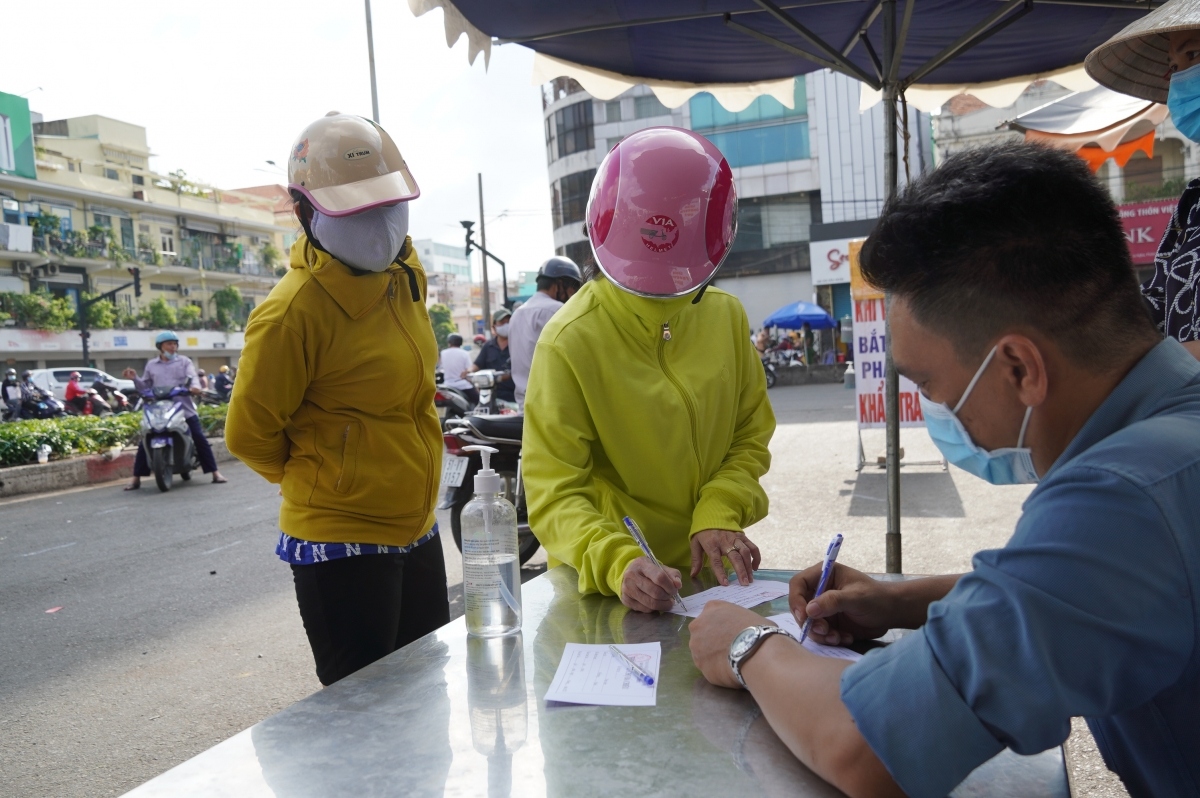 hcm city tightens covid-19 prevention at wet markets picture 4