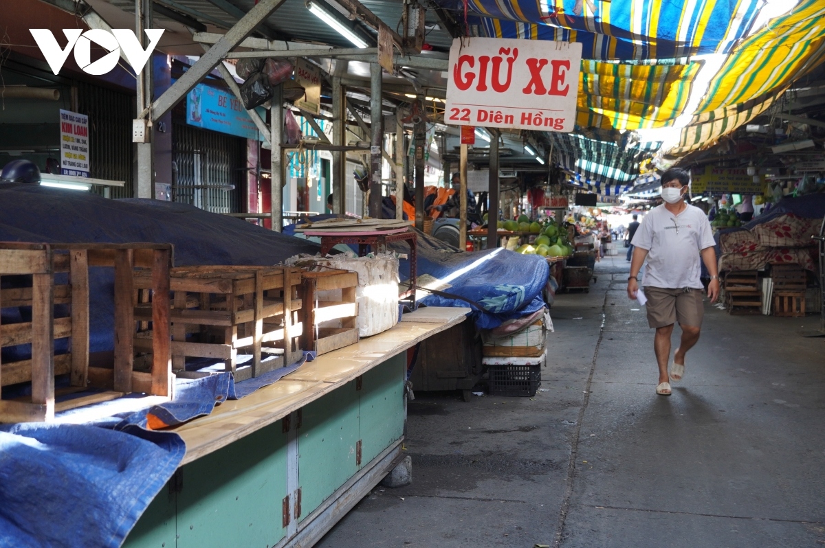 hcm city tightens covid-19 prevention at wet markets picture 6