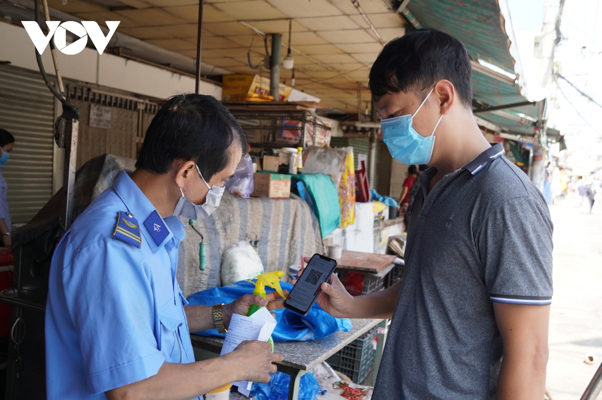 hcm city tightens covid-19 prevention at wet markets picture 9