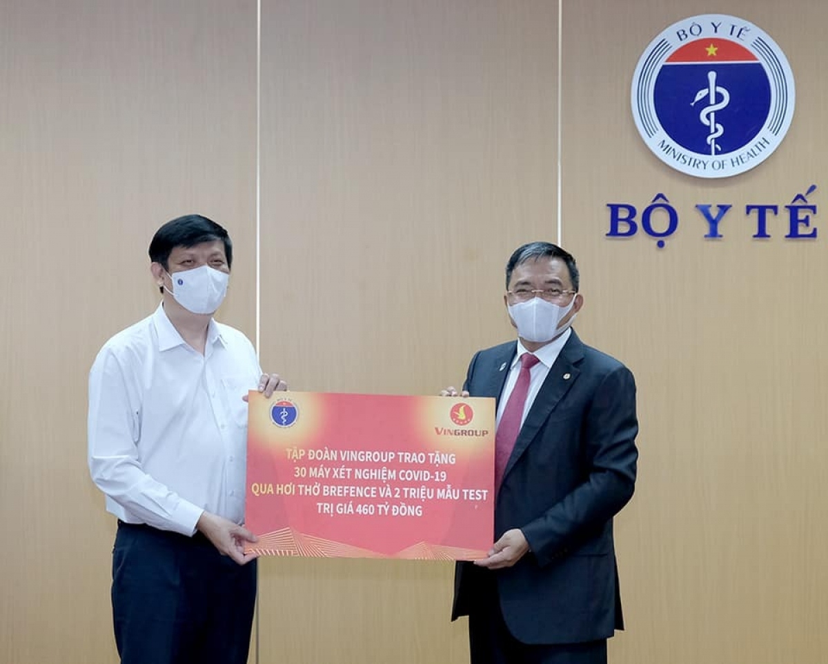 vingroup presents covid-19 breath testing system to ministry of health picture 1