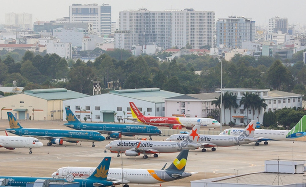 Máy bay của các hãng nằm kín sân bay Tân Sơn Nhất.