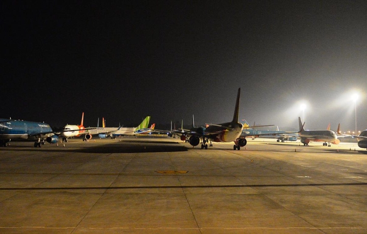 Do ảnh hưởng của dịch COVID-19, Cảng hàng không quốc tế Nội Bài đã phải đóng cả đường lăn nhằm đáp ứng đủ số lượng tàu bay đỗ qua đêm tăng cao.