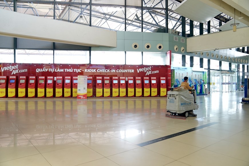 Sân bay Nội Bài vào nhiều thời điểm chỉ còn đa phần cán bộ, công nhân viên và người lao động nội bộ.