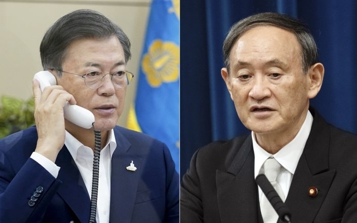 Tổng thống Moon (trái) và Thủ tướng Suga. Ảnh: Korea Times.