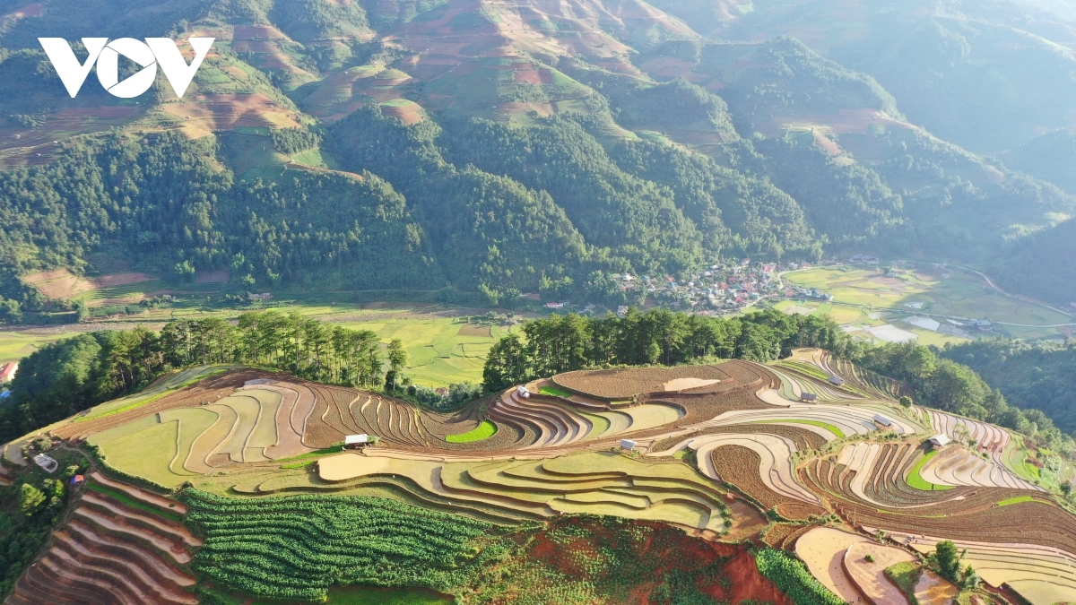 Famous for its breathtakingly vast rice terraces, Mu Cang Chai district in Yen Bai province has a great reputation among travelers and photographers.