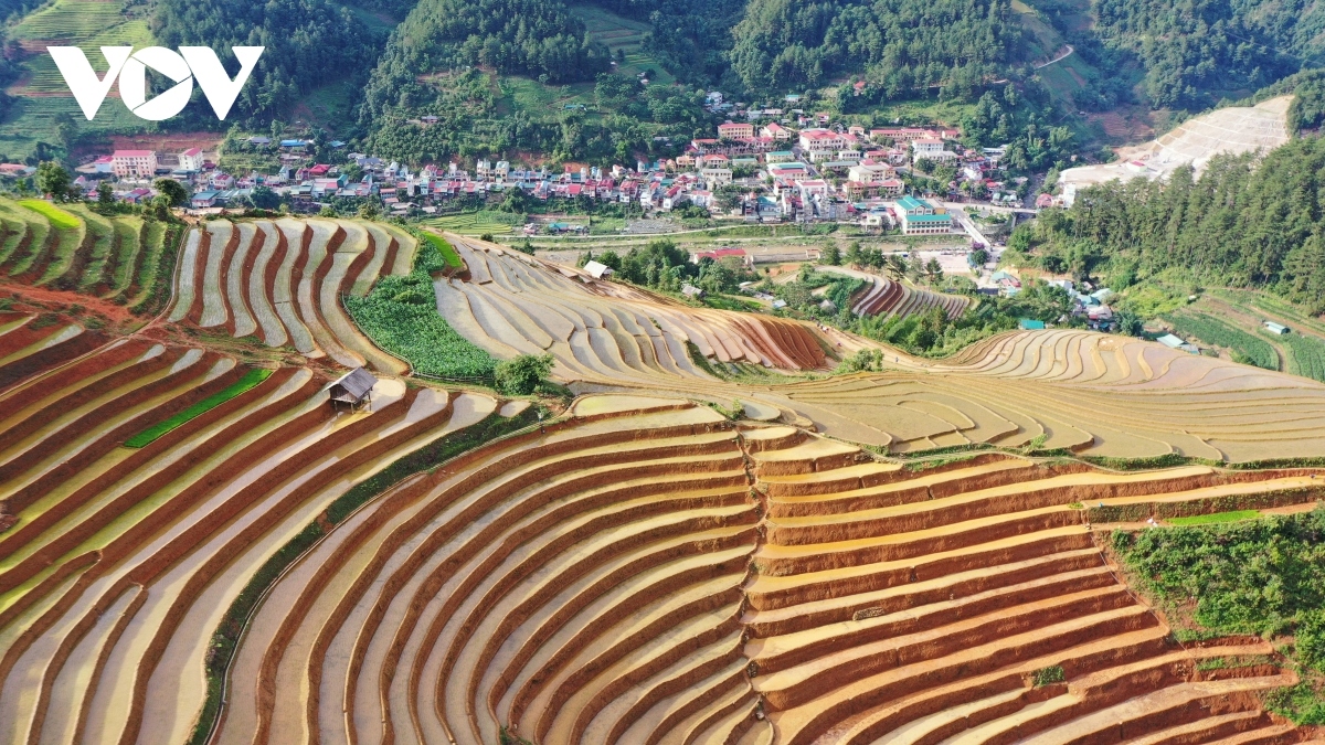 Mu Cang Chai’s terraced fields are considered to be a must-visit destination for tourists in the nation’s northwestern region. Indeed, these terraced fields on mountainous slopes cover an area of approximately 4,000 hectares.