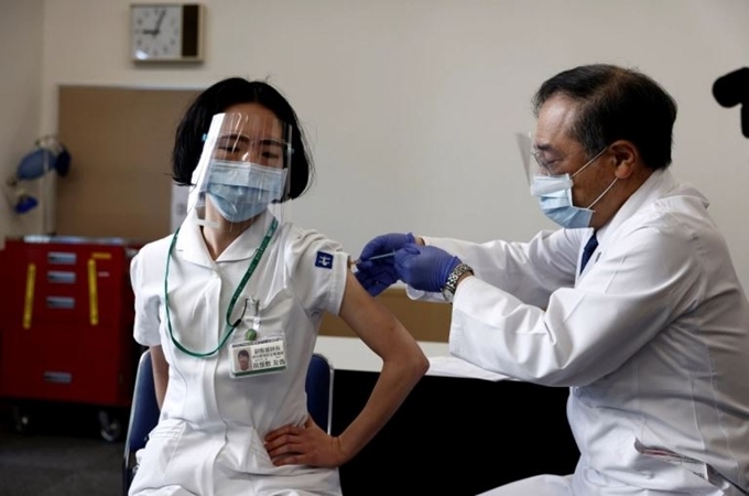 Tiêm vaccine Covid-19 tại Nhật Bản. Ảnh: Reuters
