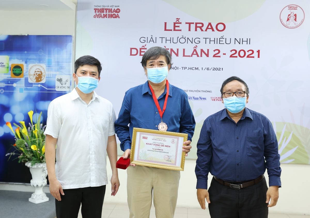 Nhà thơ Trần Đăng Khoa và ông Lê Xuân Thành trao giải "Khát vọng Dế Mèn" cho nhà văn Bình Ca.