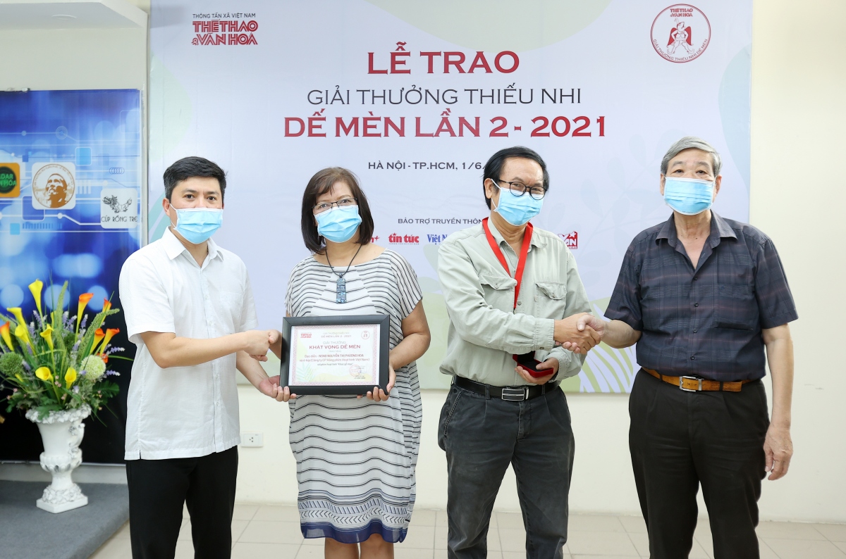 NSND Nguyễn Thị Phương Hoa và ông Phan Đức Tuấn nhận giải "Khát vọng Dế Mèn".