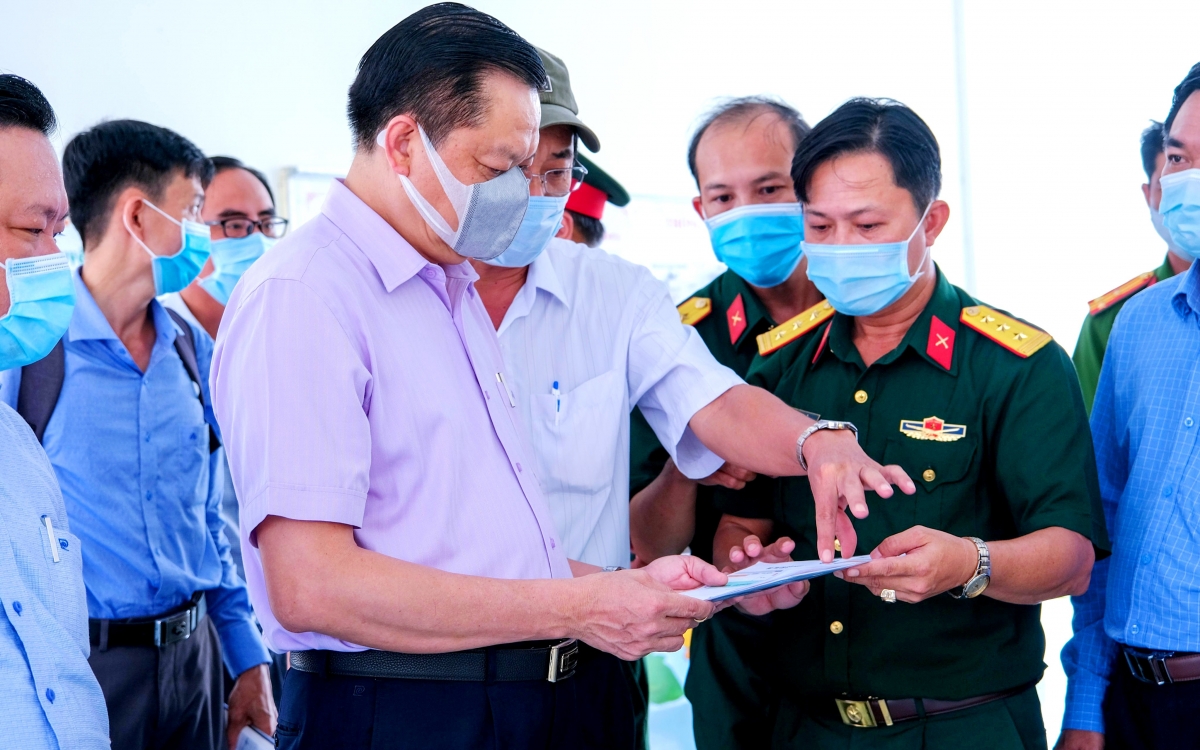 Tổ Covid-19 cộng đồng ở Cần Thơ khẩn trương đến từng nhà, lấy thông tin từng cá nhân