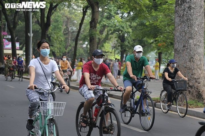 hanoians abide by anti-pandemic measures as outdoor activities resumed picture 9 hanoians abide by anti-pandemic measures as outdoor activities resumed picture 9