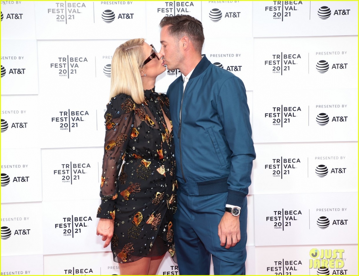 kieu nu paris hilton lang man khoa moi ban trai tai buoi cong chieu phim hinh anh 1