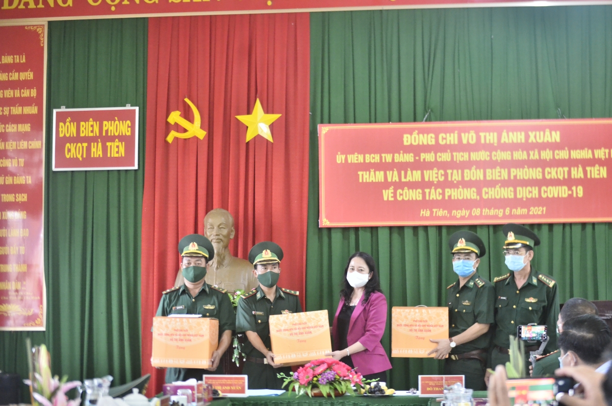 Phó Chủ tịch nước Võ Thị Ánh Xuân cùng đoàn công tác đến thăm, tặng quà cho các lực lượng phòng chống dịch Covid-19