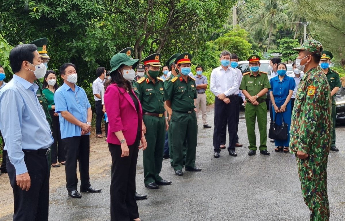 Thiếu tá Phạm Ngọc Thụ, Chốt trưởng chốt phòng chống dịch số 50 ở Hà Tiên báo cáo tình hình thực hiện nhiệm vụ với Phó Chủ tịch nước và đoàn công tác