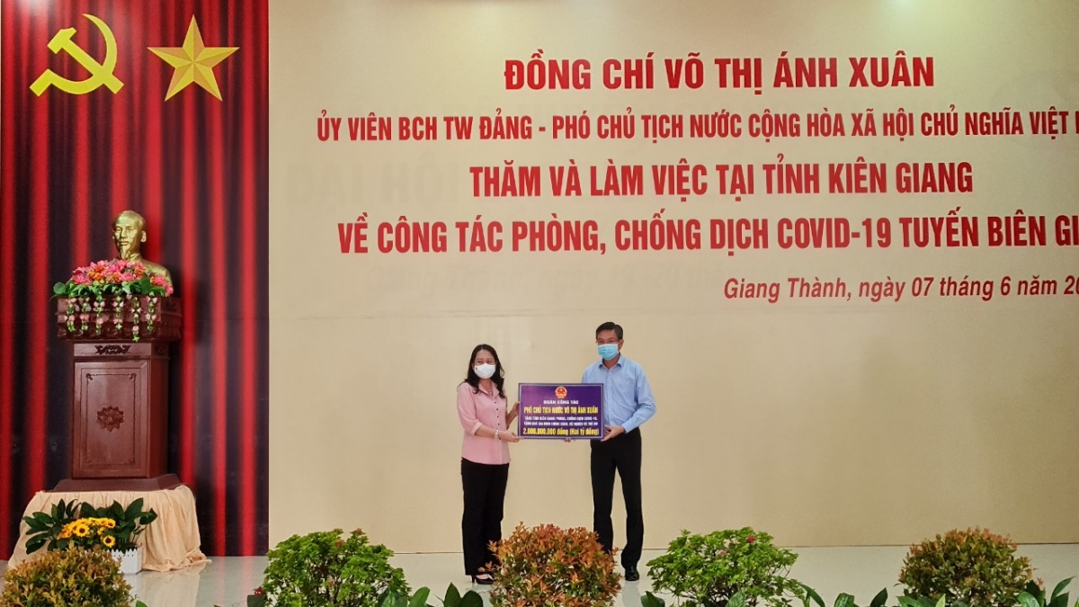 Phó Chủ tịch nước trao bảng tượng trưng 2 tỷ đồng cho tỉnh Kiên Giang thực hiện công tác phòng chống dịch, hỗ trợ trẻ em, hộ nghèo bị ảnh hưởng dịch ở Giang Thành.