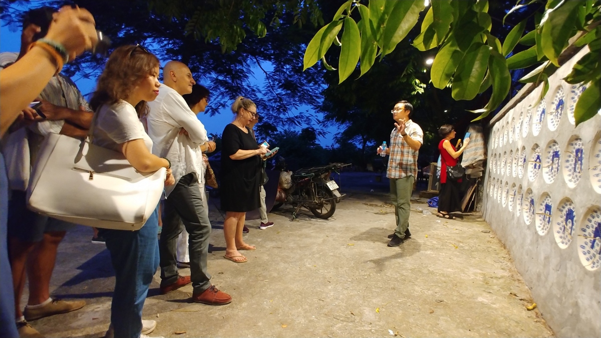 Du khách tham quan không gian nghệ thuật công cộng tại Phúc Tân (Hoàn Kiếm, Hà Nội). Ảnh: Nguyễn Thế Sơn